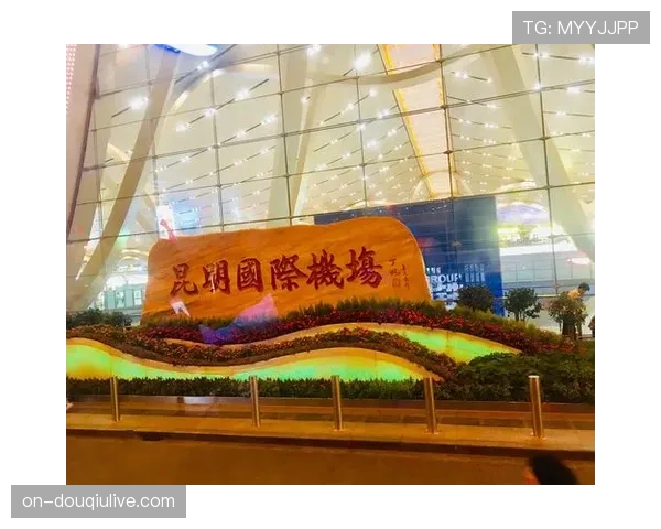 现场镜头捕捉到，一位教练员因不满队员回防速度而怒摔战术板