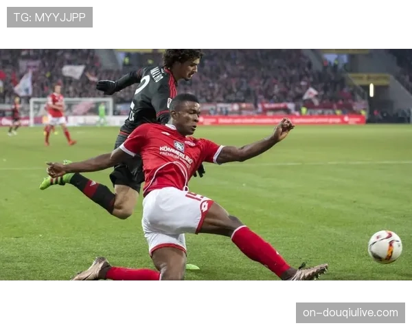 雨战！美因茨对阵弗赖堡比赛因场地积水严重两度中断